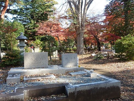 堀辰雄のお墓の光景