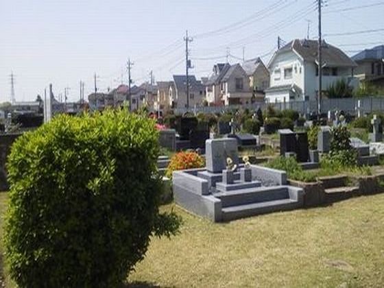 天神町１丁目学園通りにある墓地です。
